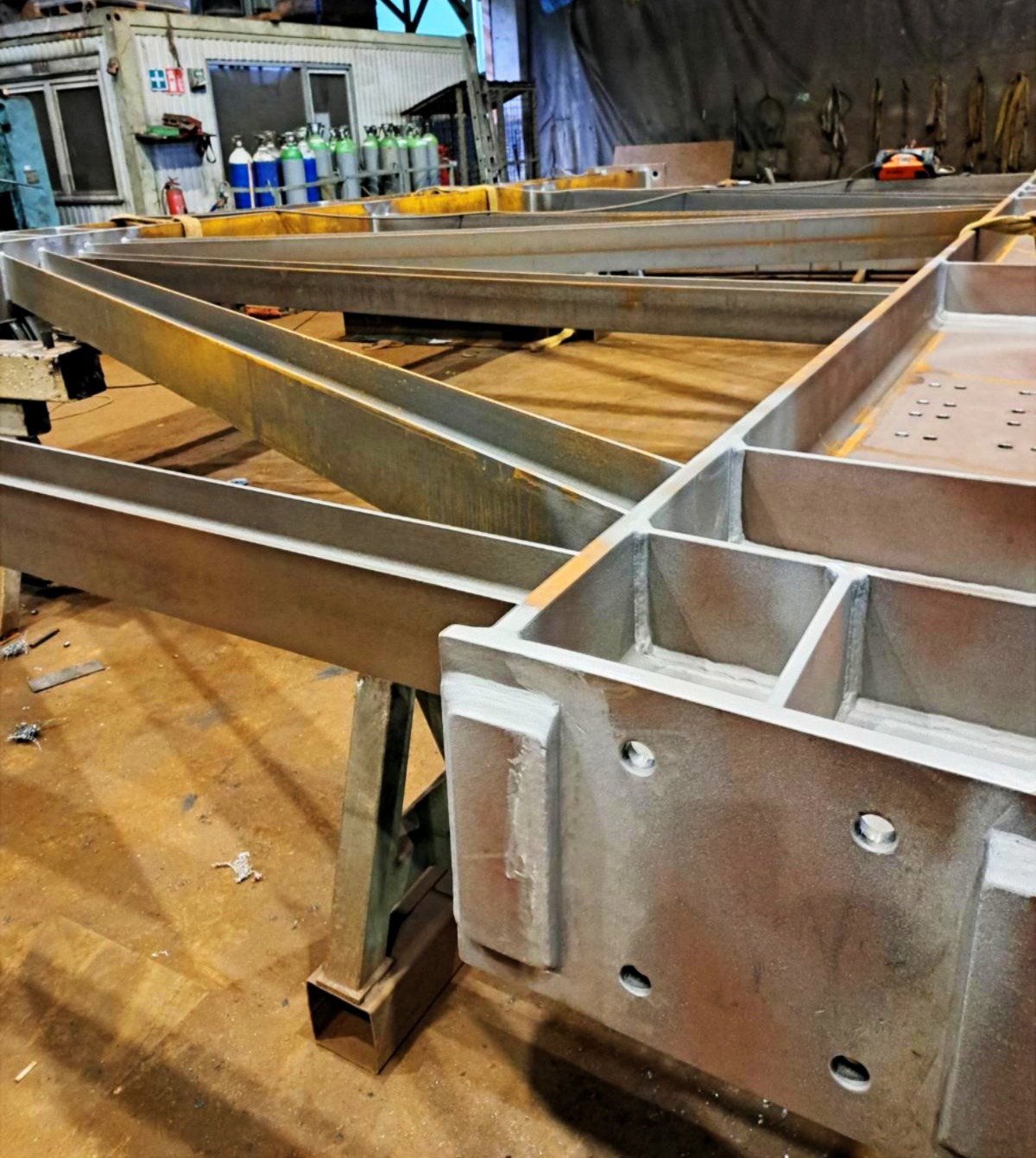 Metalinių konstrukcijų surinkimas, suvirinimas ir montavimas. – Lietuva